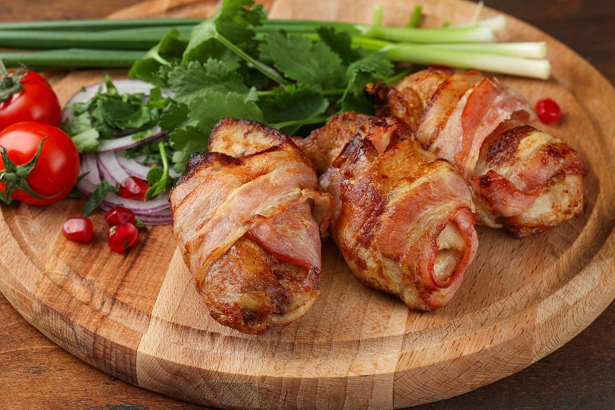 Шашлык из курицы в беконе