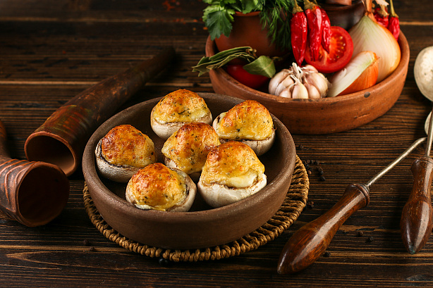 Грибные шапочки с сыром Сулугуни