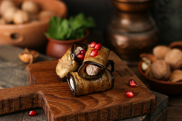 Рулеты из баклажан с орехами