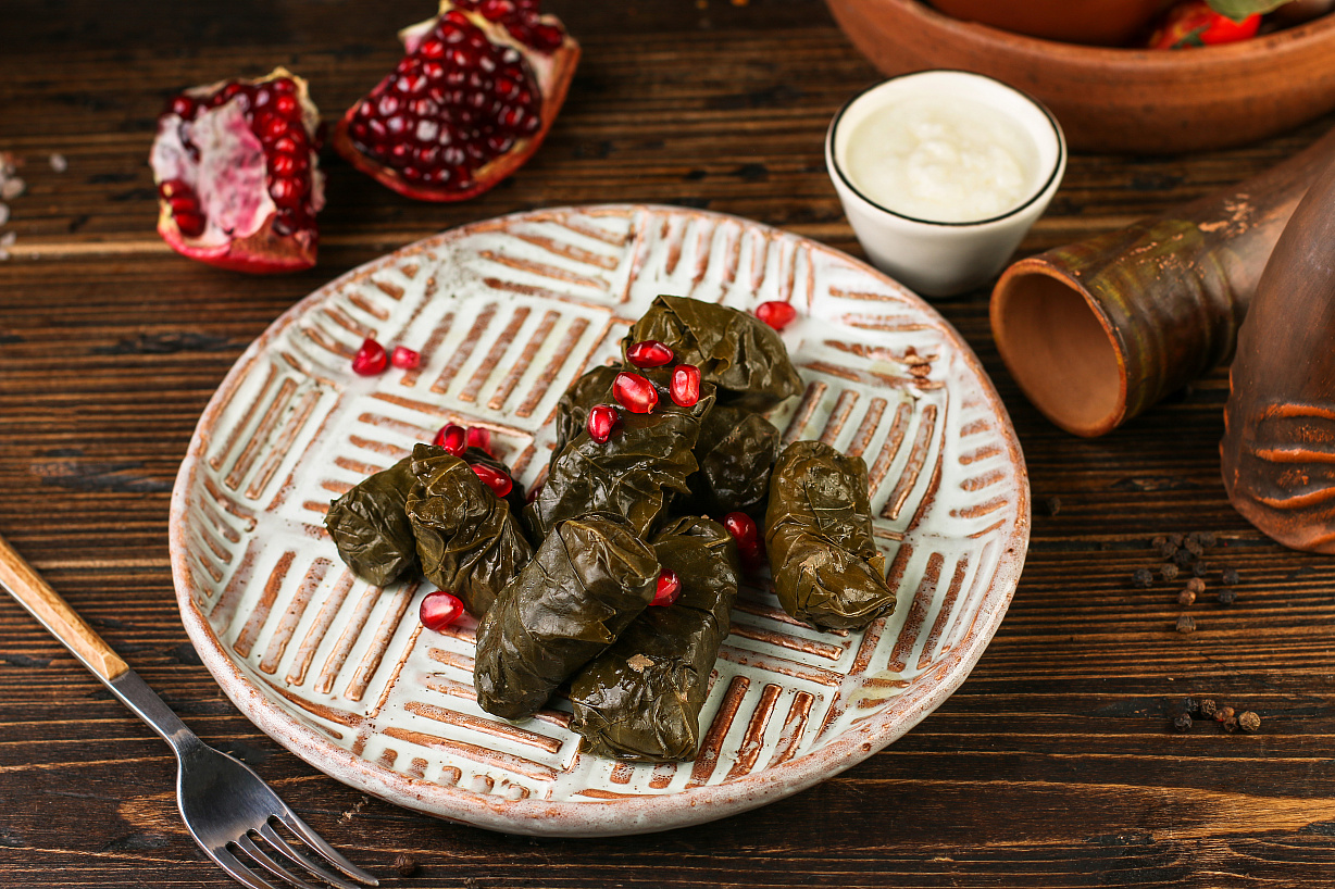 Долма в виноградных листьях