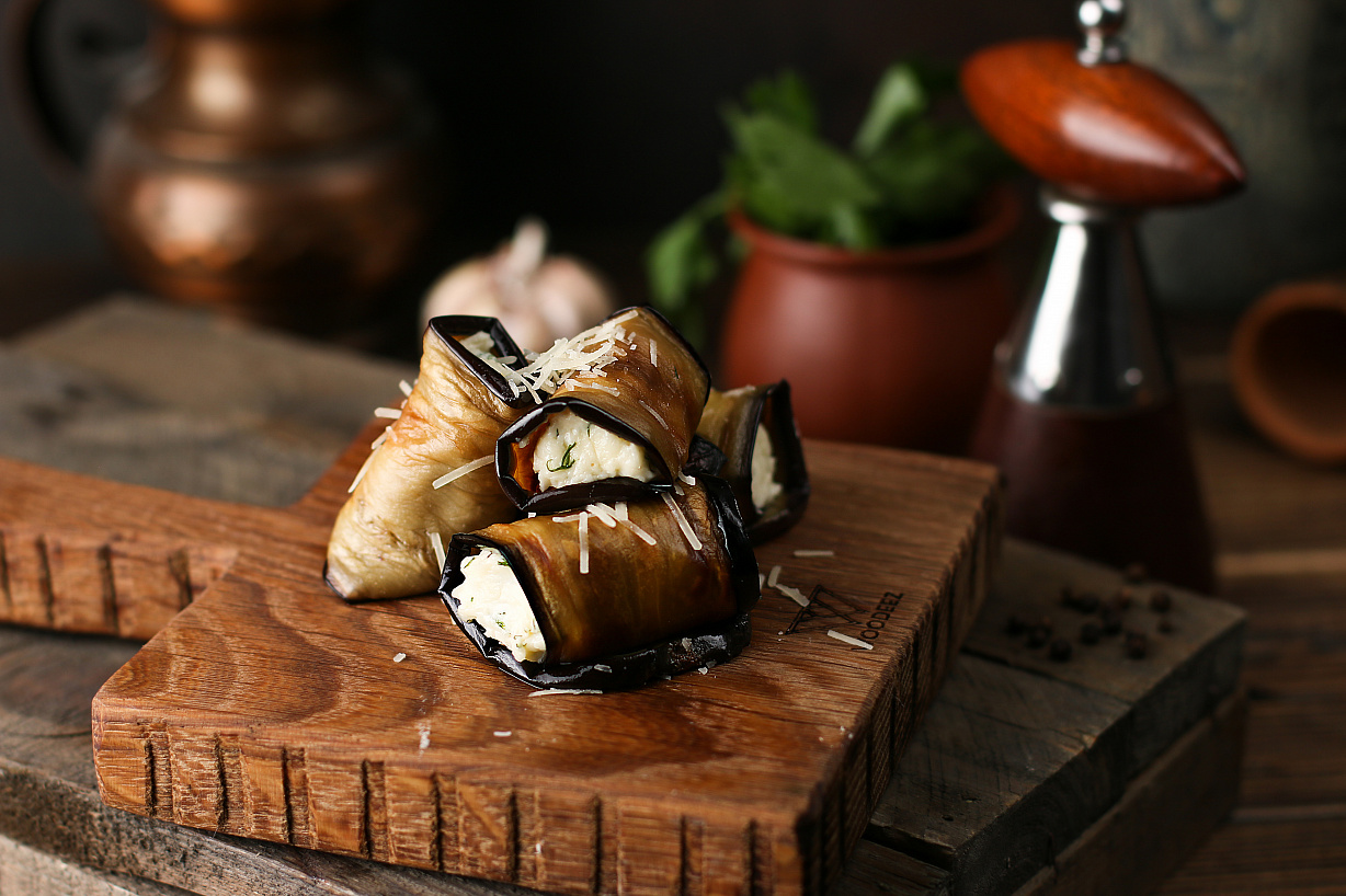 Рулеты из баклажан с сыром