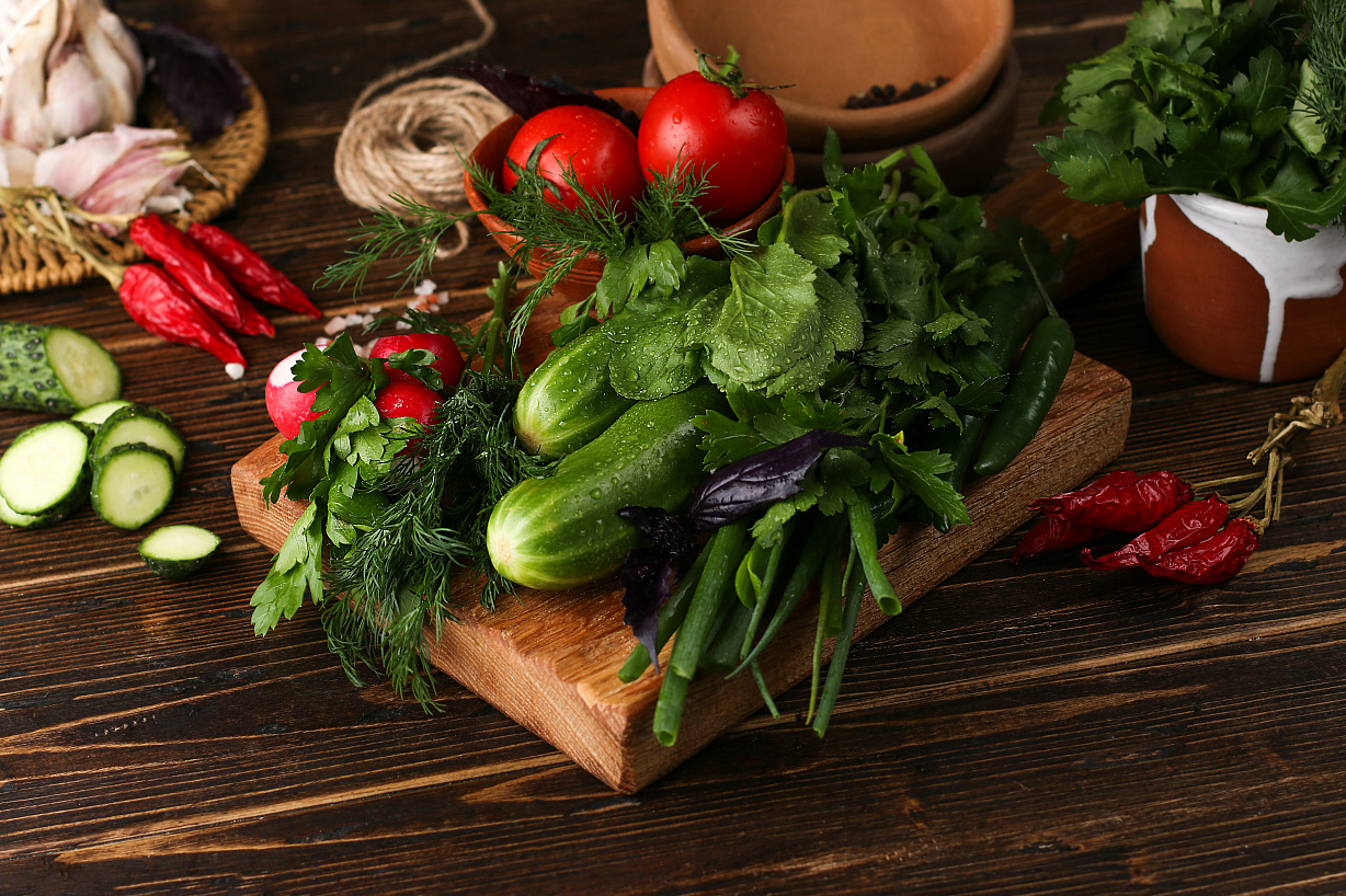 Свежие овощи с зеленью