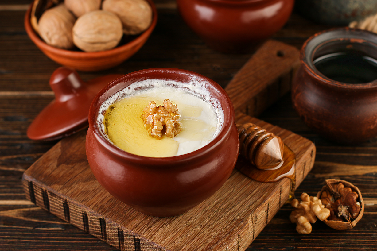 Мацони с медом и грецкими орехами