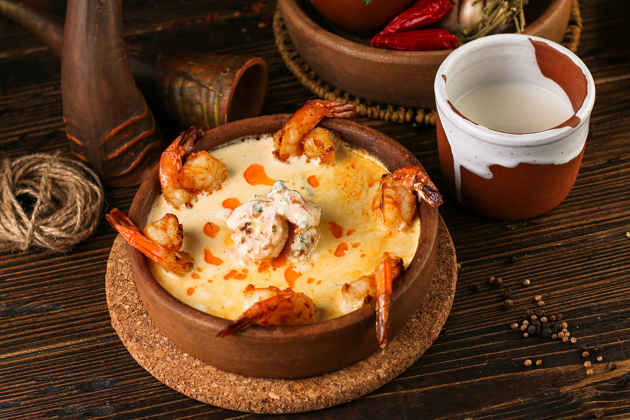 Тигровые креветки в соусе Чкмерули