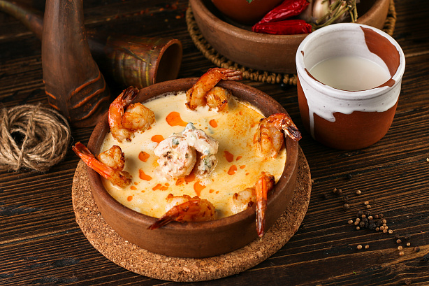 Тигровые креветки в соусе Чкмерули