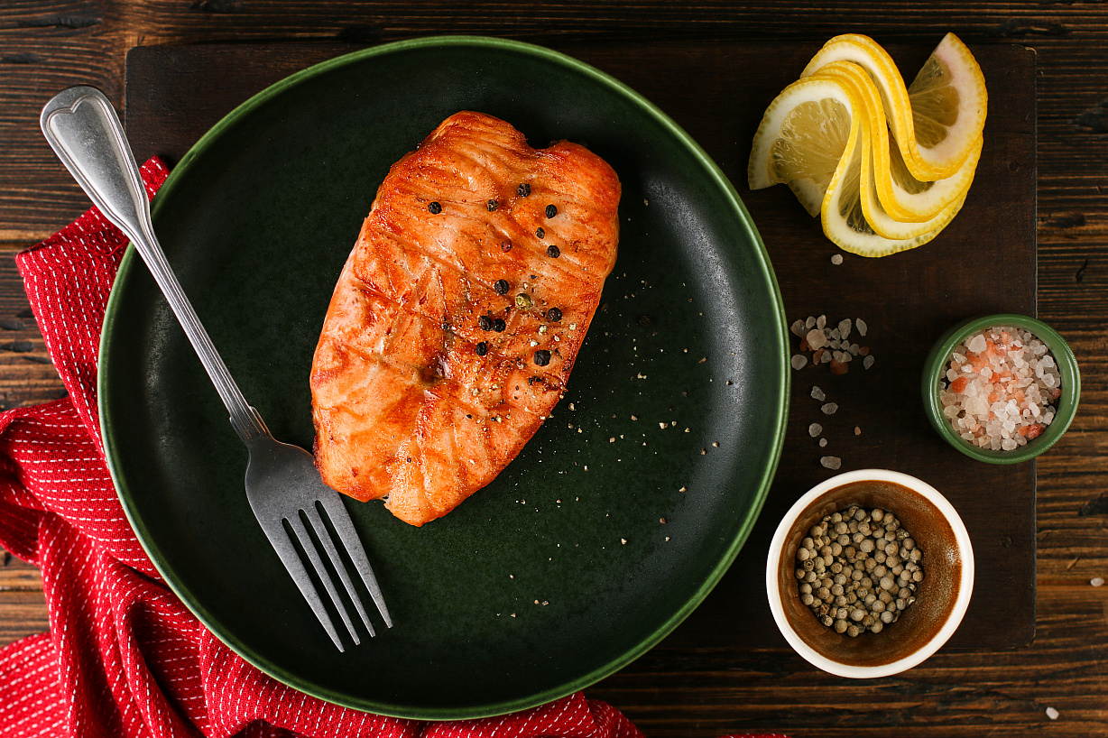 Стейк семги на мангале