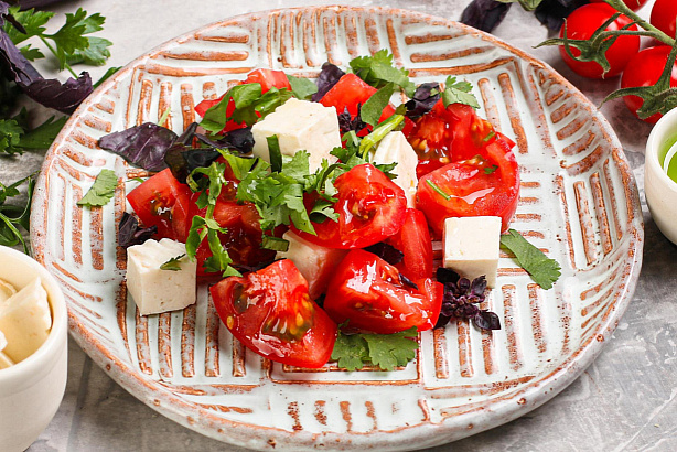 Из розовых томатов и молодого имеретинского сыра