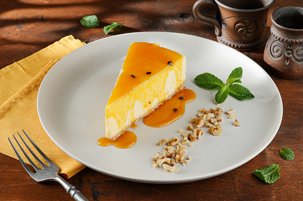 Чизкейк с соусом манго-маракуйя