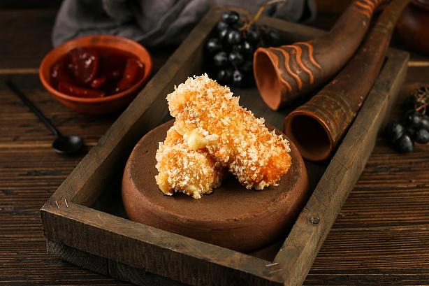 Сулугуни в миндальной корочке с вареньем