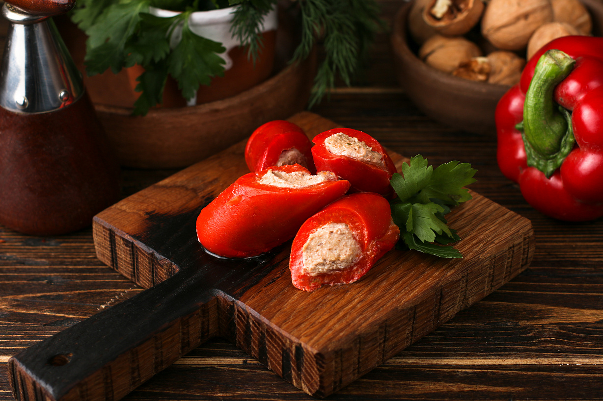 Сладкий перец с орехами