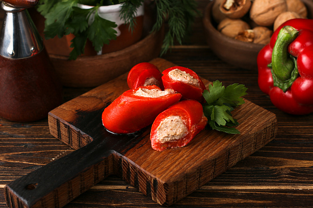 Сладкий перец с орехами